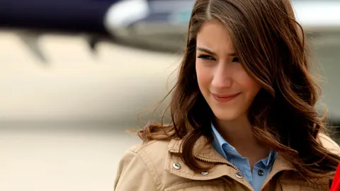 Hazal Kaya, la actriz turca “enamorada de España”, triunfa con ‘Feriha’