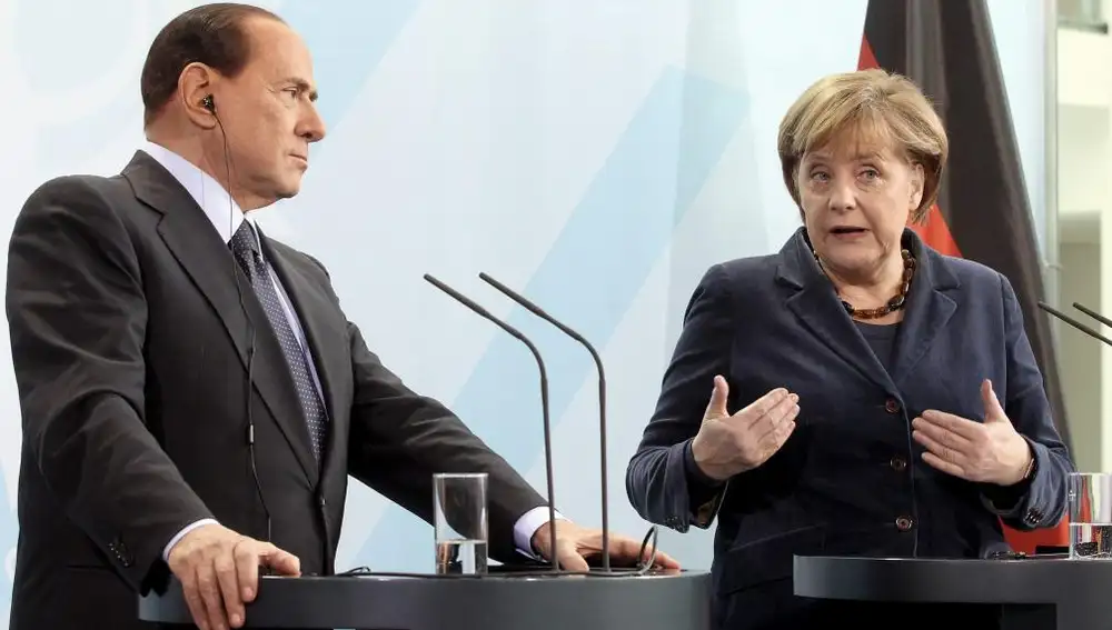 Berlusconi observa a Angela Merkel, durante una reunión en Bruselas en junio de 2008