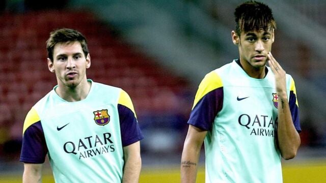 El delantero del FC Barcelona Lionel Messi y su compañero brasileño Neymar