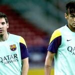 El delantero del FC Barcelona Lionel Messi y su compañero brasileño Neymar