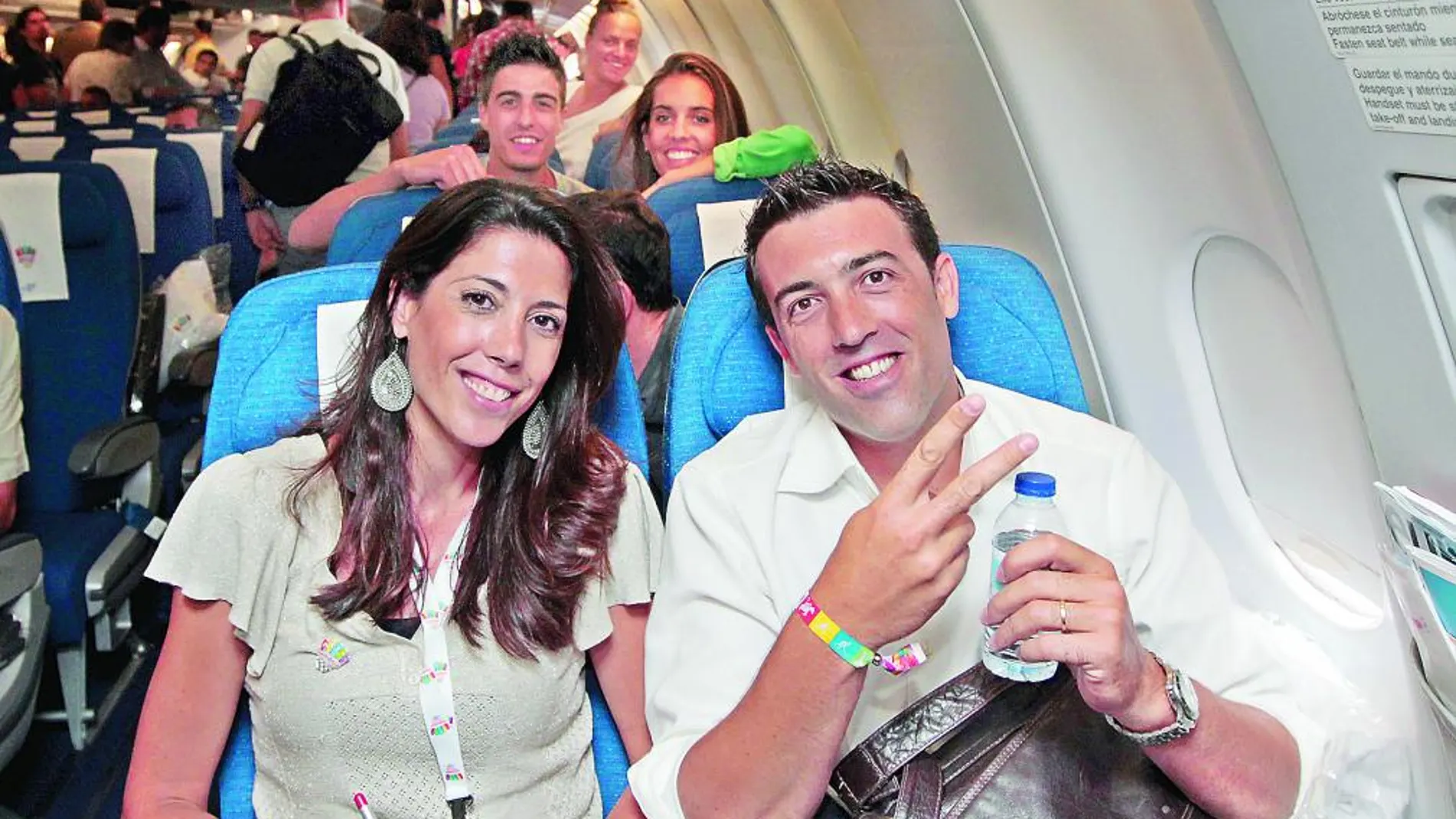 Carlota Castrejana y José Manuel Abajo, a bordo del avión