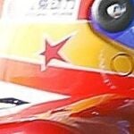 Alonso lució en el casco el logotipo de la ex piloto fallecida