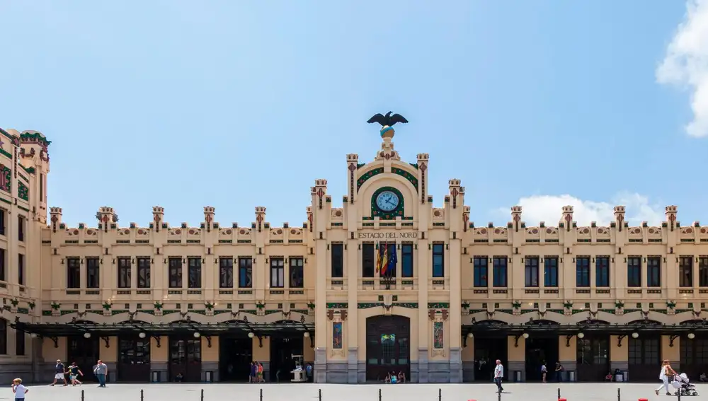 La emblemática Estación del Norte de Valencia se convierte estos días en un escenario multitudinario de viajeros por Fallas