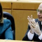 Cristóbal Montoro, junto a la ministra de Empleo, Fátima Báñez, hoy en el Senado