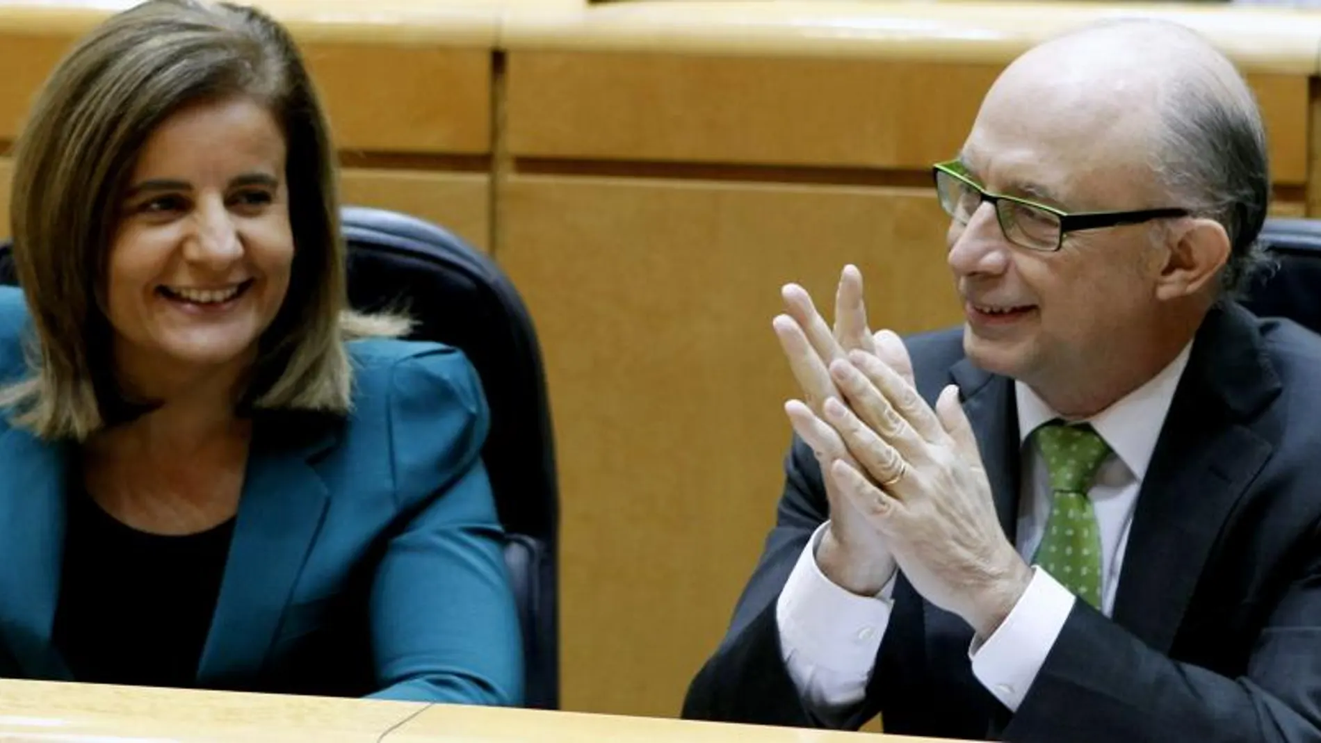 Cristóbal Montoro, junto a la ministra de Empleo, Fátima Báñez, hoy en el Senado