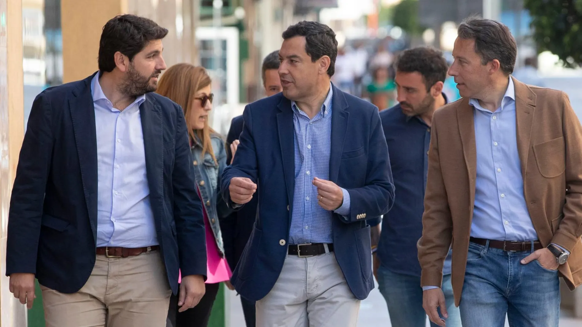 El líder regional del PP, Fernando López Mira, junto al presidente de Andalucía, Juanma Moreno y el candidato a la Alcaldía de Lorca, Fulgencio Gil. LA RAZÓN