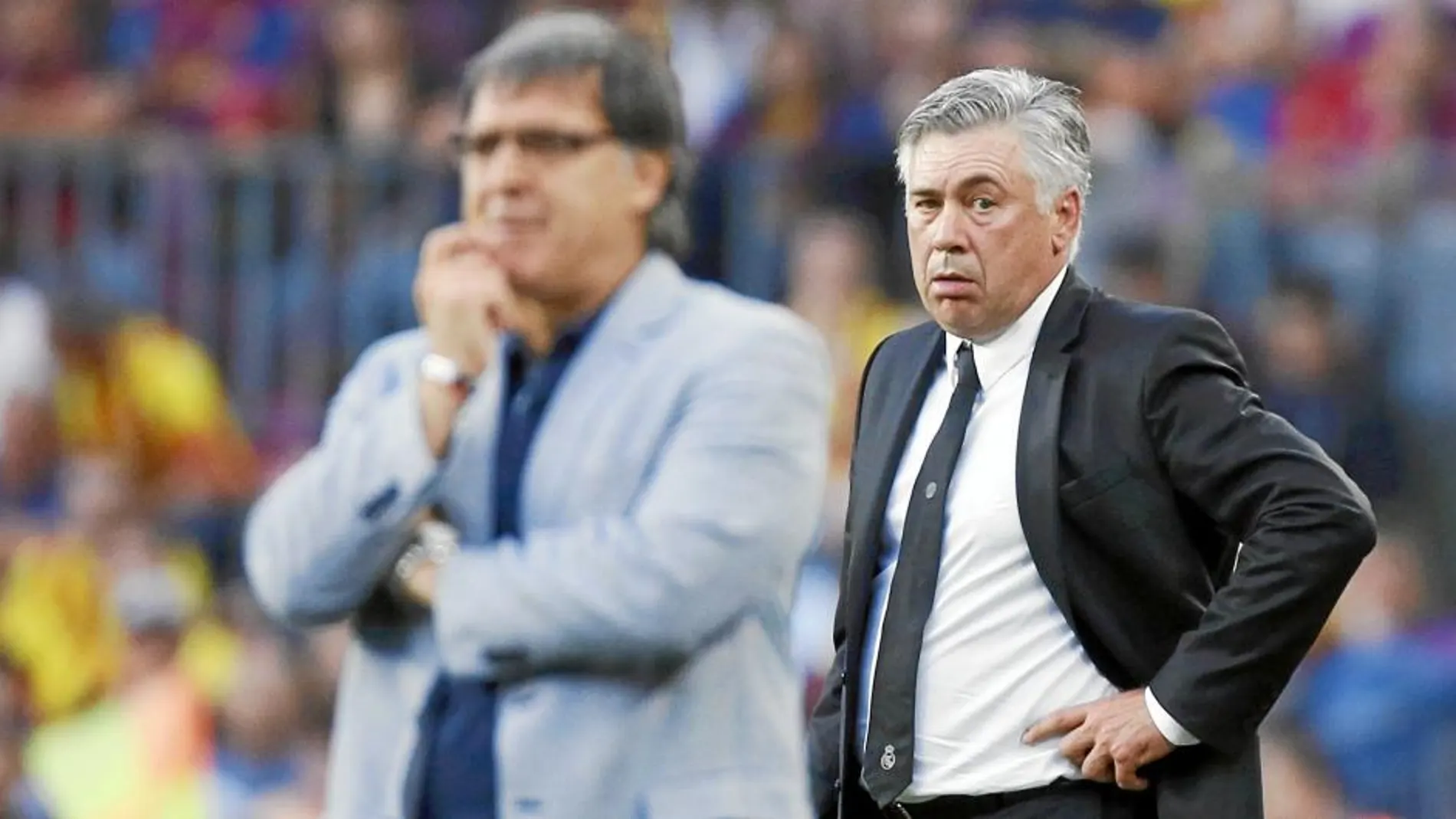 El primer clásico de la temporada fue para un atento Martino ante un Ancelotti, que mira con cara de circunstancias al terreno de juego