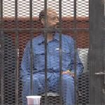 Saif al-Islam (C), el hijo del depuesto líder libio Muammar Gaddafi, se encuentra tras las rejas durante su comparecencia ante el tribunal en Zintan en esta imagen fija tomada de vídeo 02 de mayo 2013.
