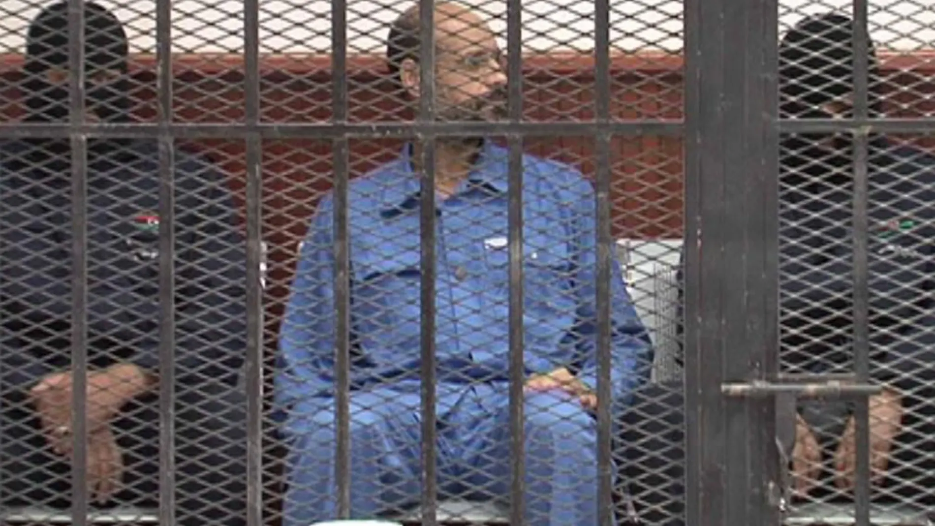 Saif al-Islam (C), el hijo del depuesto líder libio Muammar Gaddafi, se encuentra tras las rejas durante su comparecencia ante el tribunal en Zintan en esta imagen fija tomada de vídeo 02 de mayo 2013.