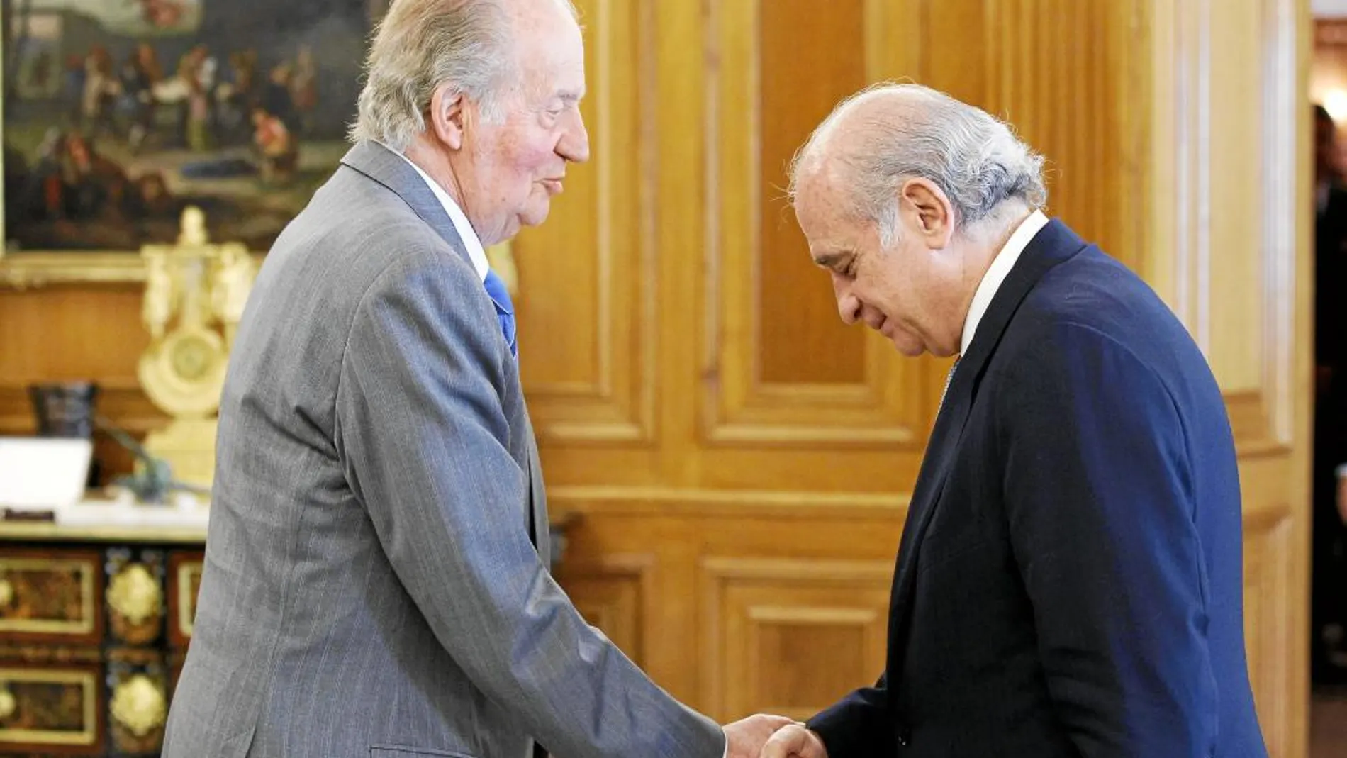 Don Juan Carlos y el ministro de Interior, Jorge Fernández, en la audiencia con las FIEP del miércoles