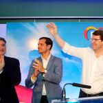 El candidato a la Junta por el PP, Alfonso Fernández Mañueco, en el mitin celebrado en Segovia donde estuvo acompañado por el secretario autonómico, Francisco Vázquez, y Pablo Pérez, aspirante a la Alcaldía de la capital