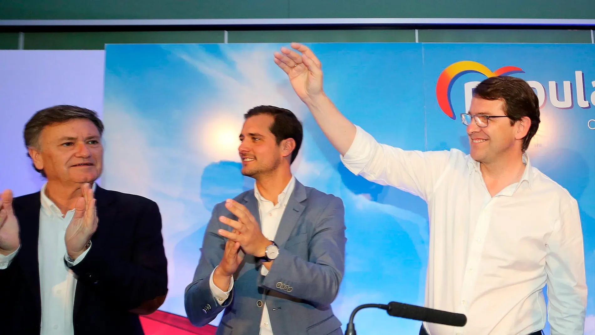 El candidato a la Junta por el PP, Alfonso Fernández Mañueco, en el mitin celebrado en Segovia donde estuvo acompañado por el secretario autonómico, Francisco Vázquez, y Pablo Pérez, aspirante a la Alcaldía de la capital