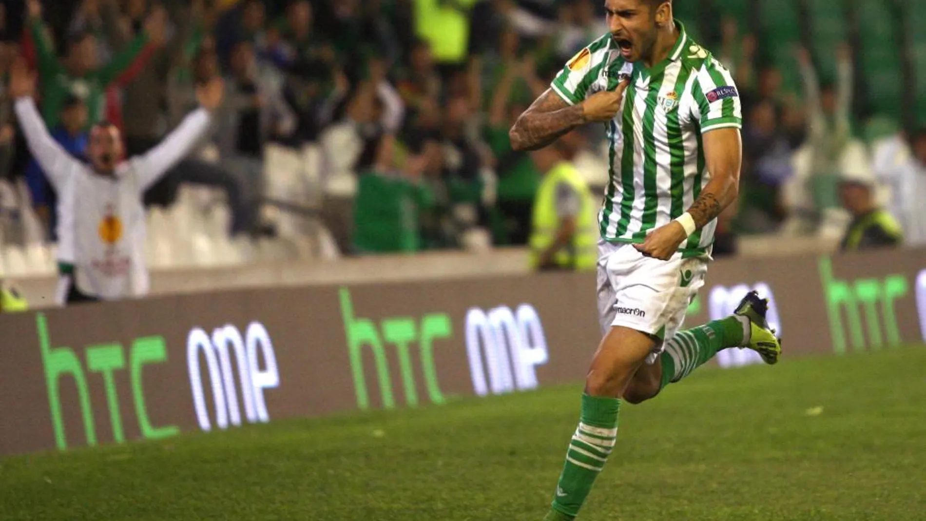 El centrocampista del Betis Álvaro Vadillo celebra su gol en la Liga Europa hoy ante el Vitoria Guimaraes en Sevilla