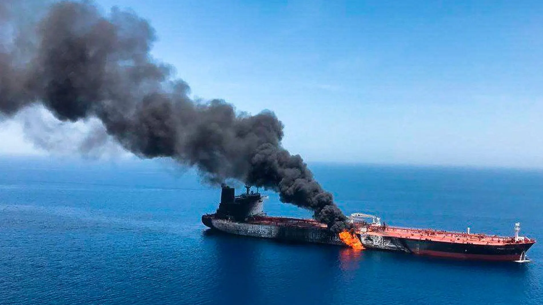 El petrolero Front Altair en llamas, este jueves en el golfo de Omán (Omán)/Efe