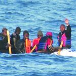 Cientos de personas se han lanzado al mar en el último mes en barcas de juguete