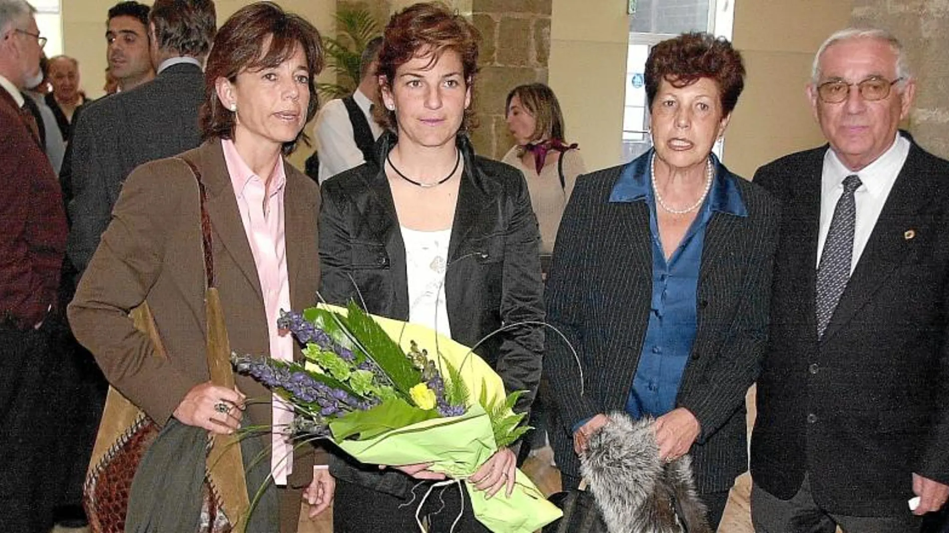 Imagen de 2003 en la que aparecen las hermanas Marisa y Arantxa junto a sus padres)