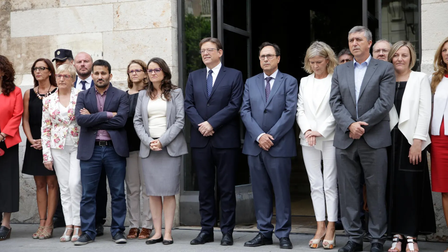 Concentración del Gobierno valenciano a las puertas del Palau de la Generalitat tras un asesinato machista
