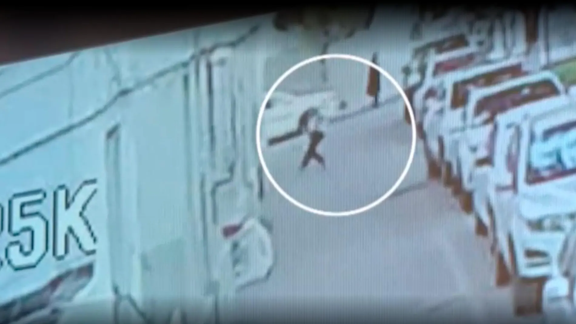 Coge al vuelo a un niño que cayó de un quinto piso
