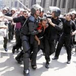 La Policía egipcia detiene a un seguidor de Mursi durante una nueva jornada de protestas en El Cairo