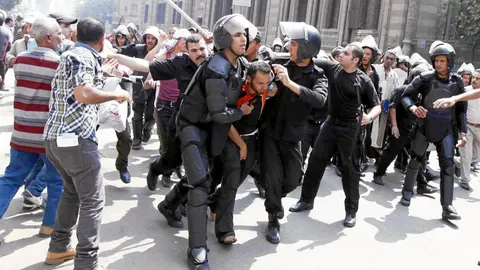 La Policía egipcia detiene a un seguidor de Mursi durante una nueva jornada de protestas en El Cairo