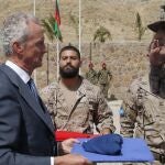 El ministro de Defensa, Pedro Morenés entrega la bandera al jefe de la Fuerza española en Qala-i-Naw, coronel José Luis Murga