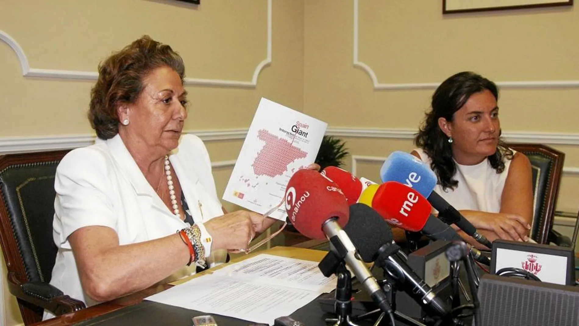 Rita Barberá con Beatriz Simó presentando el cartel del mapa