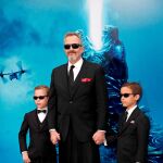 Miguel Bosé y sus hijos en el Teatro Chino de Hollywood/Efe