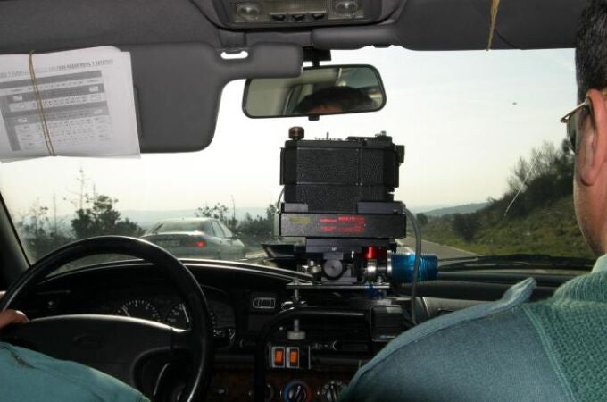Un vehículo de la Guardia Civil de Tráfico equipado con un radar de veleocidad