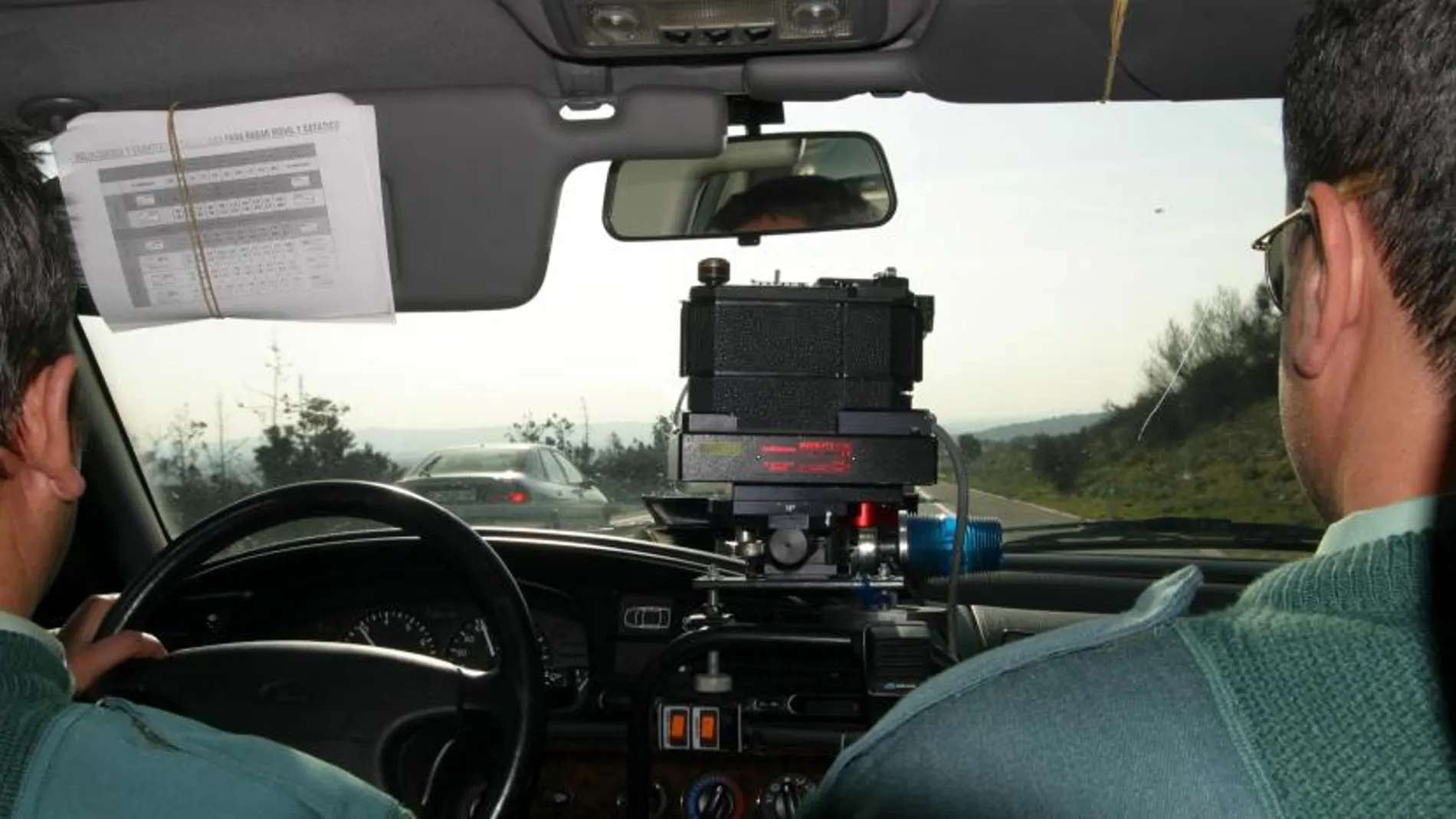 Un vehículo de la Guardia Civil de Tráfico equipado con un radar de veleocidad