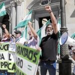 Cañamero afirma que el SAT ya ha pagado «150.000 euros en multas» y los jornaleros lo apoyan