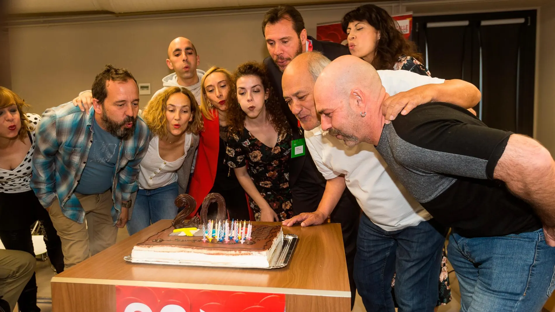 El alcalde de Valladolid, Óscar Puente, y la concejala Ana Redondo, soplan las velas del 20 aniversario del Festival de Teatro y Artes de Calle