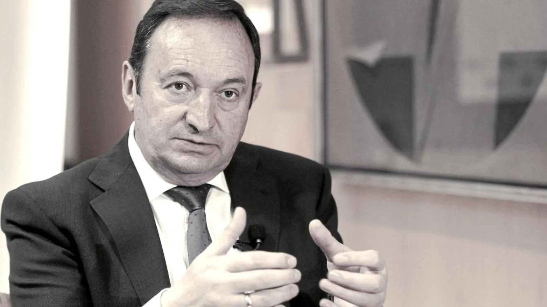 PEDRO SANZ: «No es justo que se paguen embajadas autonómicas»