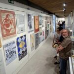 La exposición exhibe carteles y programas de actuaciones, fotos de su construcción y sus primeras butacas o lámparas /Foto: Manuel Olmedo