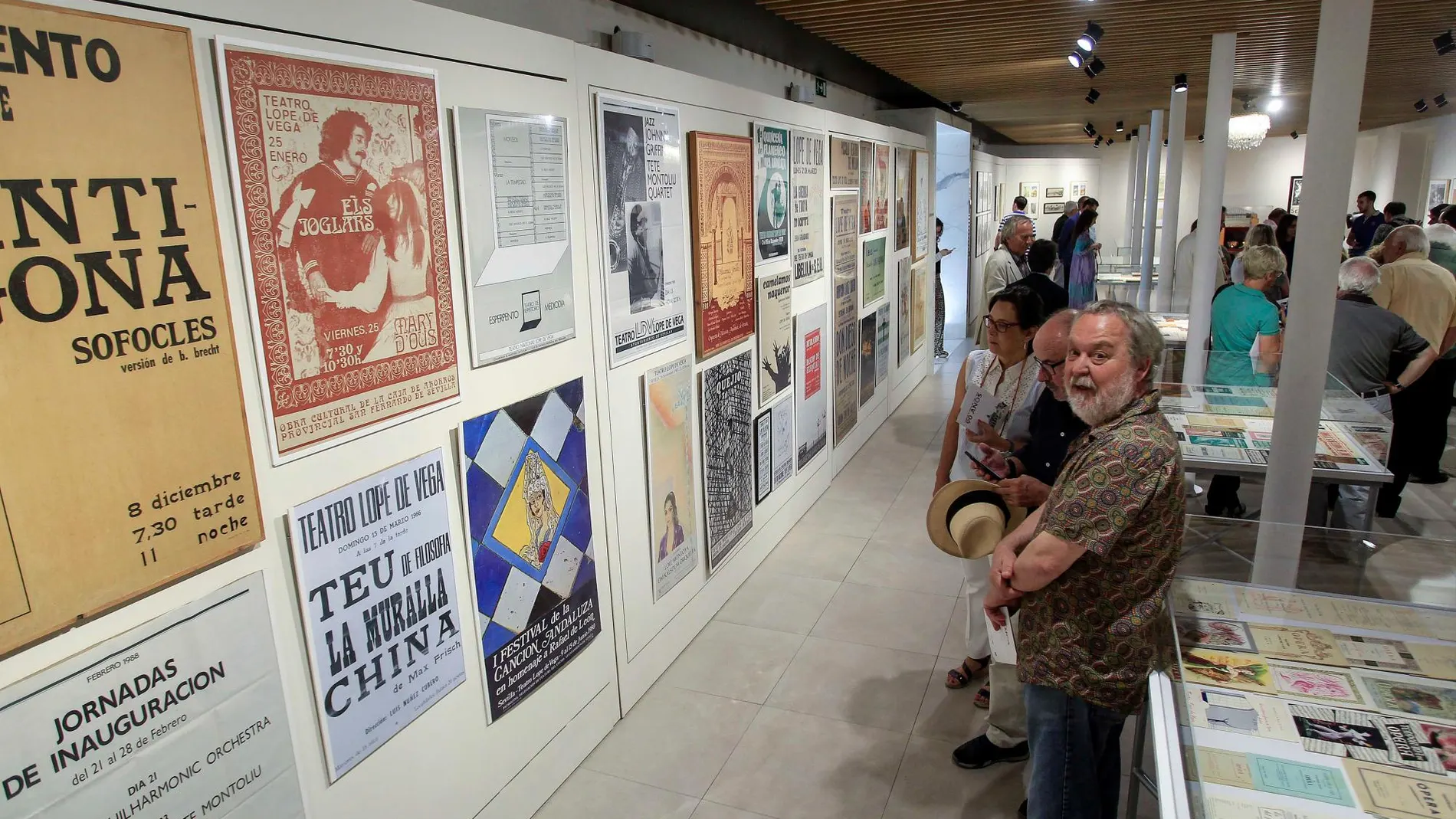 La exposición exhibe carteles y programas de actuaciones, fotos de su construcción y sus primeras butacas o lámparas /Foto: Manuel Olmedo