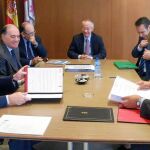 Los consejeros Antonio Silván y Tomás Villanueva suscriben el convenio con dirigentes daneses