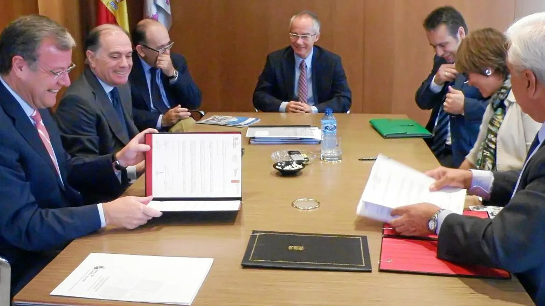 Los consejeros Antonio Silván y Tomás Villanueva suscriben el convenio con dirigentes daneses
