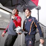 Márquez se refugia bajo un paraguas en el «paddock» de Motegi