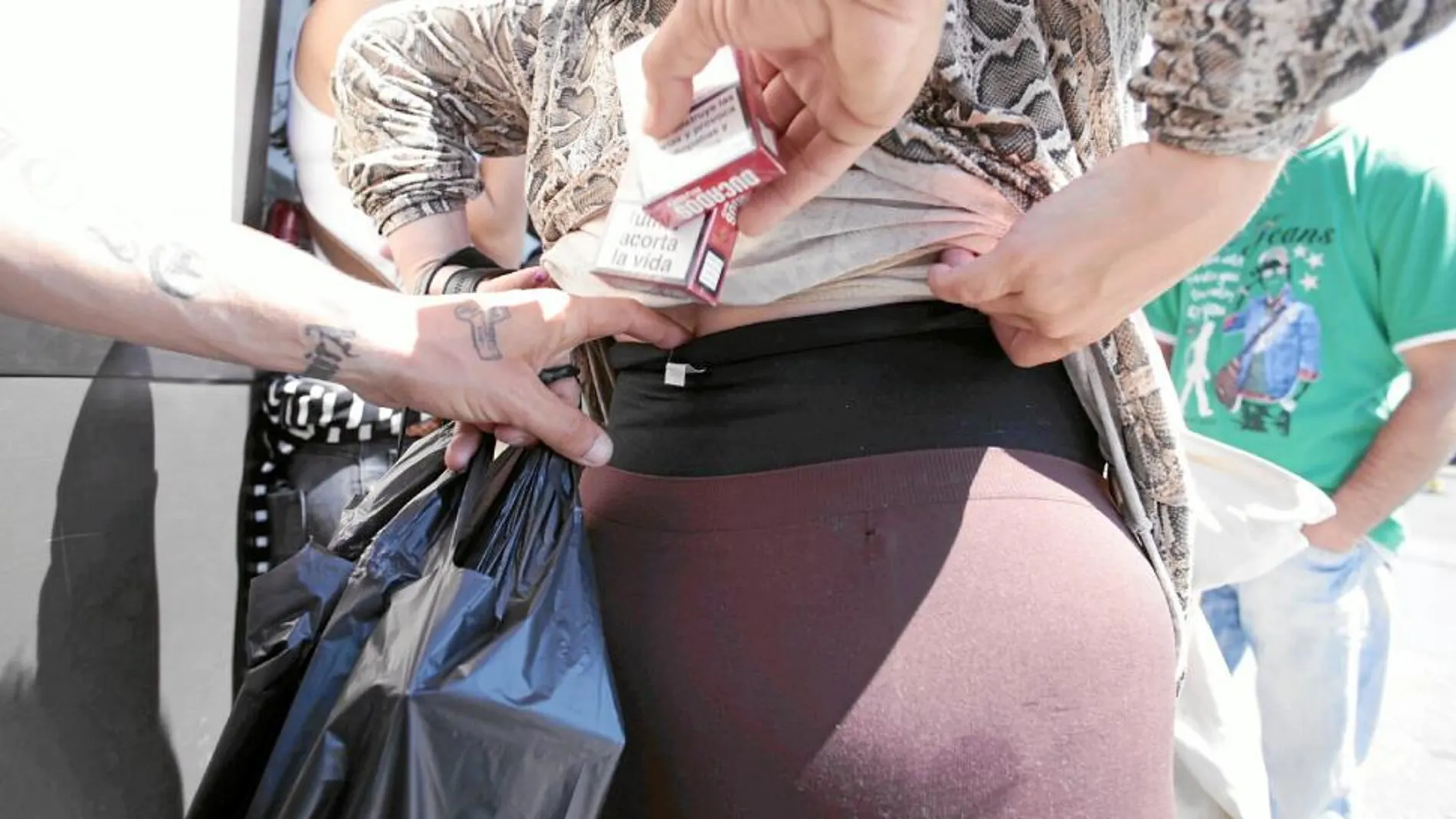 Cualquier parte del cuerpo vale para pasar el mayor número de cajetillas de tabaco. Gracias a la libertad de impuestos en Gibraltar, la diferencia con España del cartón de tabaco puede llegar hasta el 50%