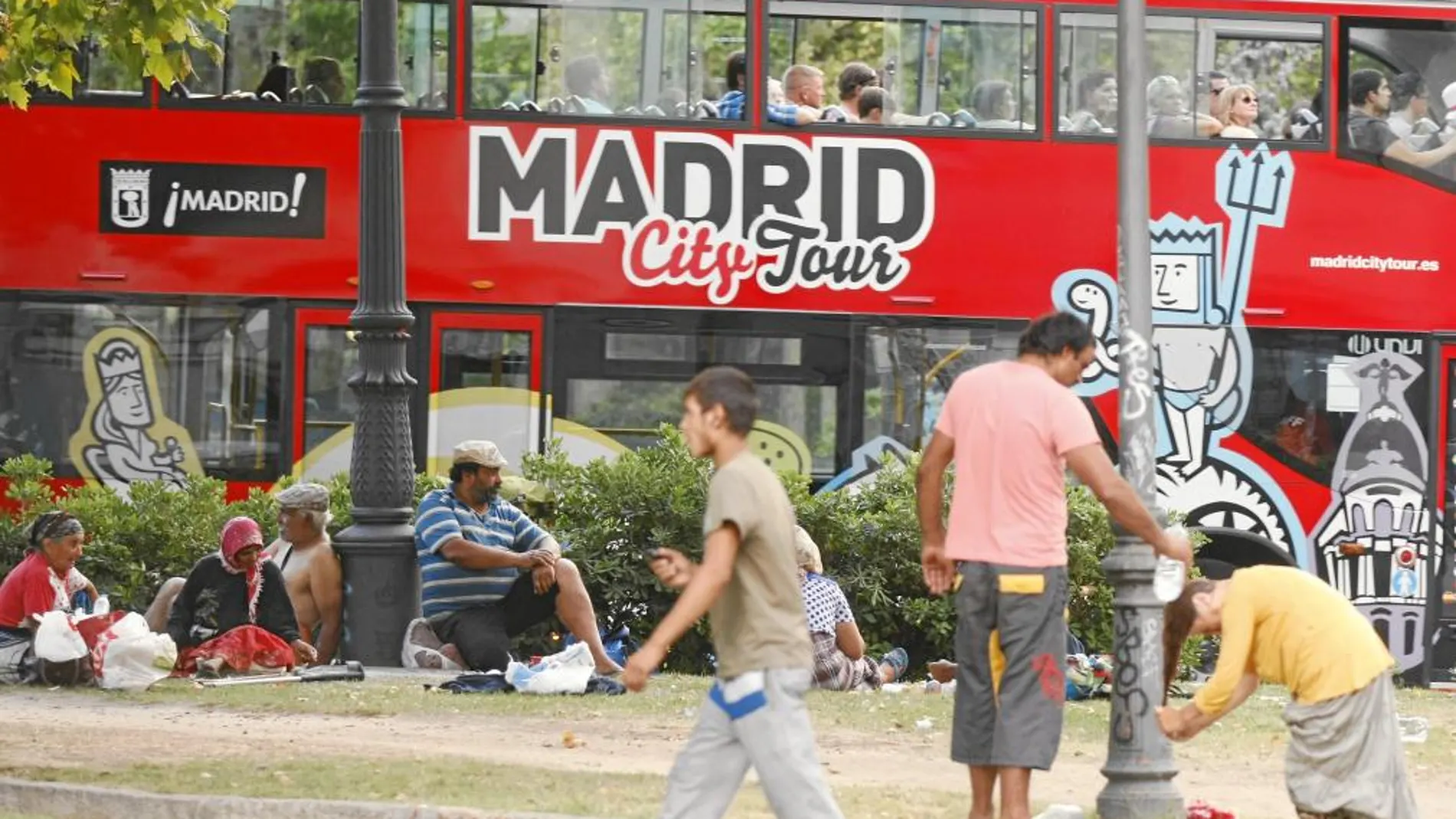 Son hombres y mujeres de en torno a los 40 años que no dudan en comer, asearse y hacer sus necesidades en plena calle.