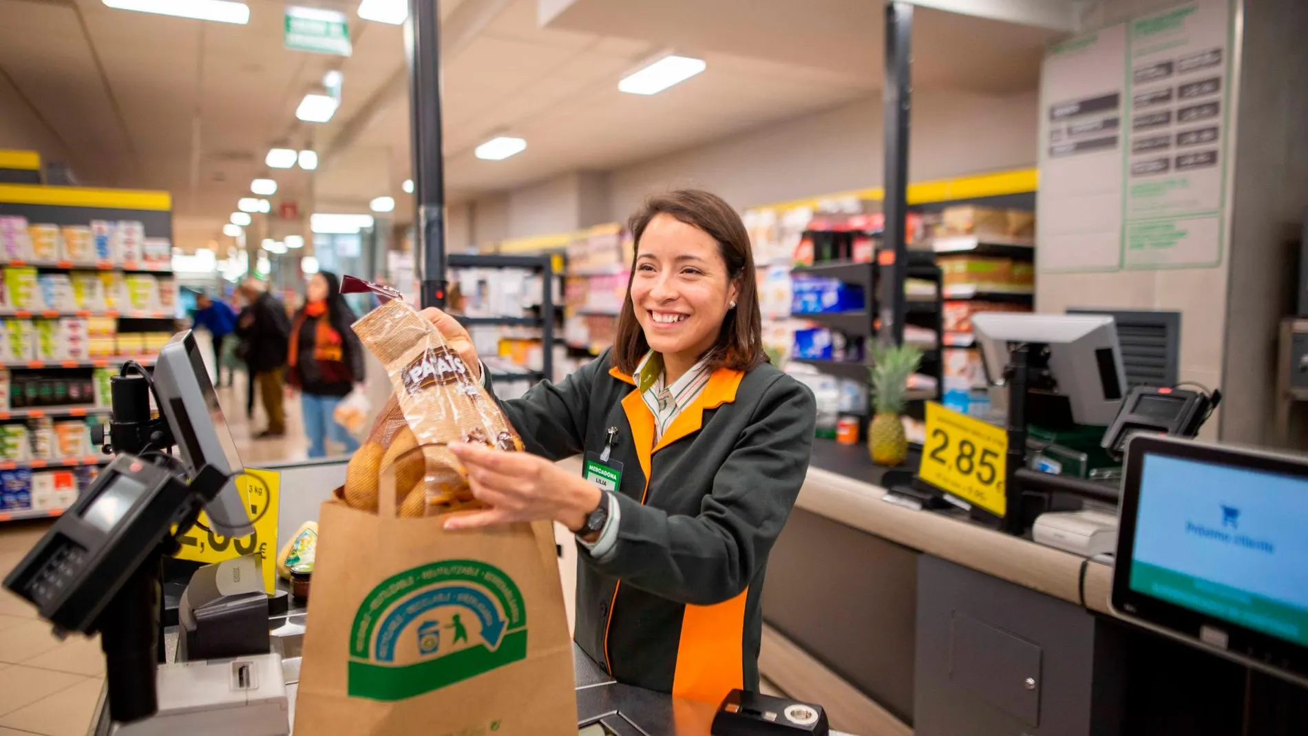 Los clientes podrán escoger para realizar su compra diaria entre la tradicional cesta de rafia de 50 céntimos, una bolsa de papel de 10 céntimos y una bolsa reutilizable y reciclable de 10 céntimos