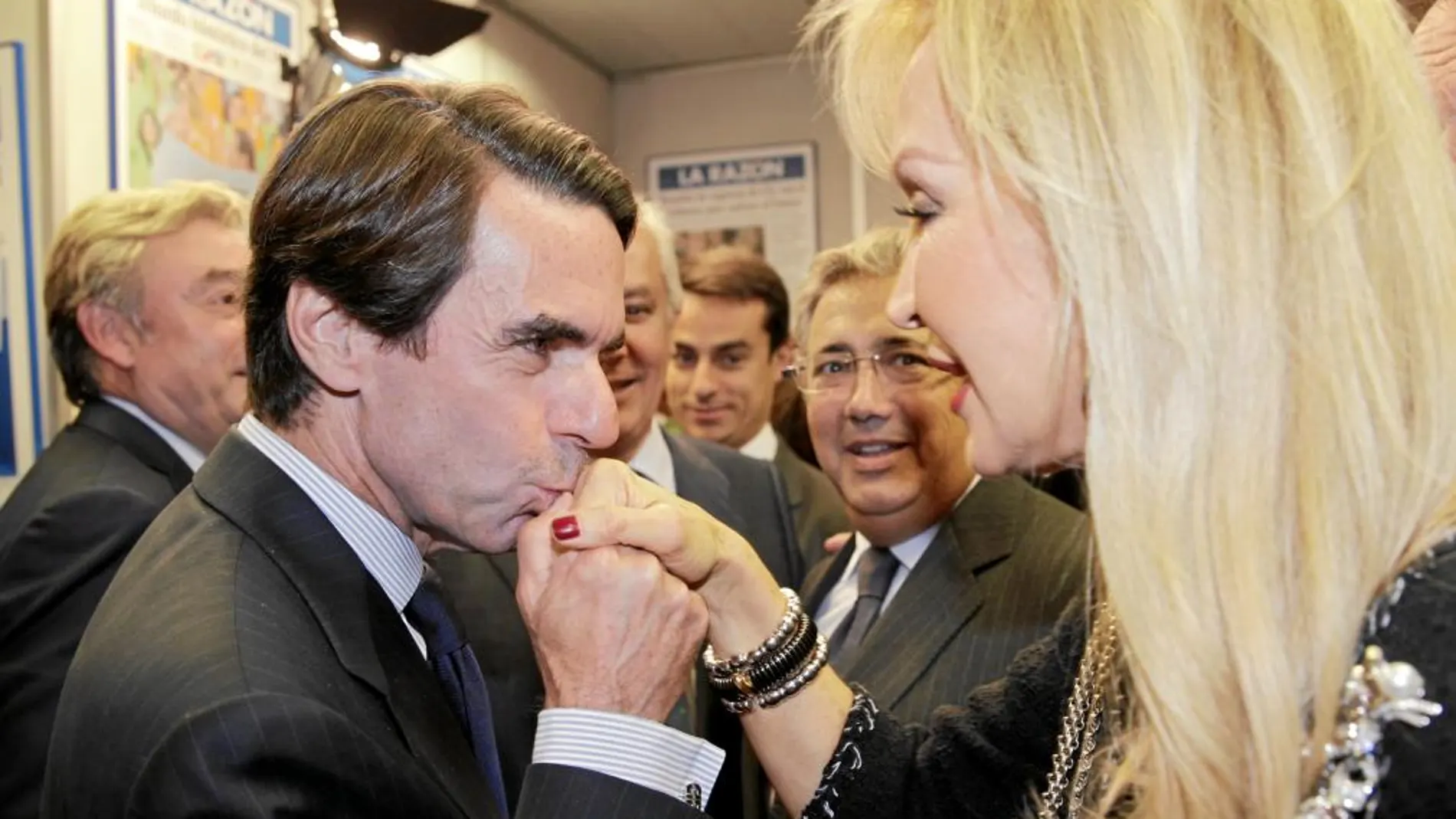 El ex presidente José María Aznar saluda a Carmen Lomana durante la fiesta del XV aniversario de LA RAZÓN