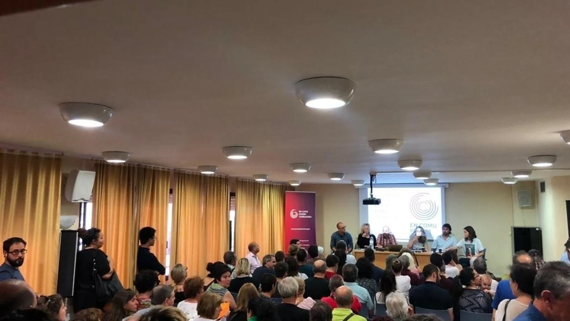 Imagen de la asamblea de anoche de los “comunes” en Tarragona.