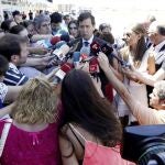 El subsecretario del Ministerio del Interior, Luis Aguilera, atiende a los medios a las puertas del polideportivo municipal "Carlos Sastre"de Ávila