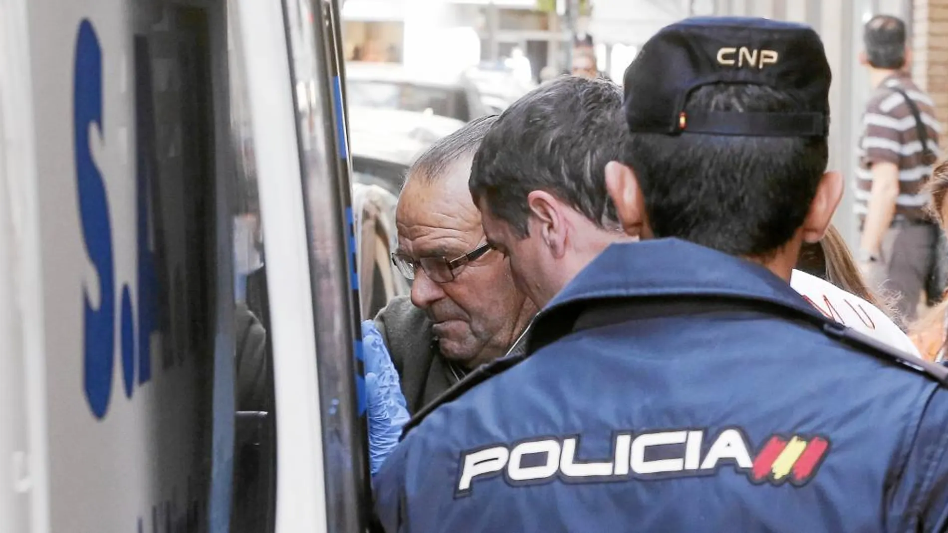 Miembros del Samur y de la Policía Nacional trasladan al hombre que intentó prenderse fuego