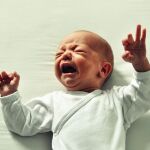 El lloro intenso y prolongado del bebé es el principal desencadenante de la actitud descontrolada de padres y cuidadores que puede producir síndrome del bebé sacudido
