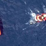 Imagen del rescate de uno de los tripulantes