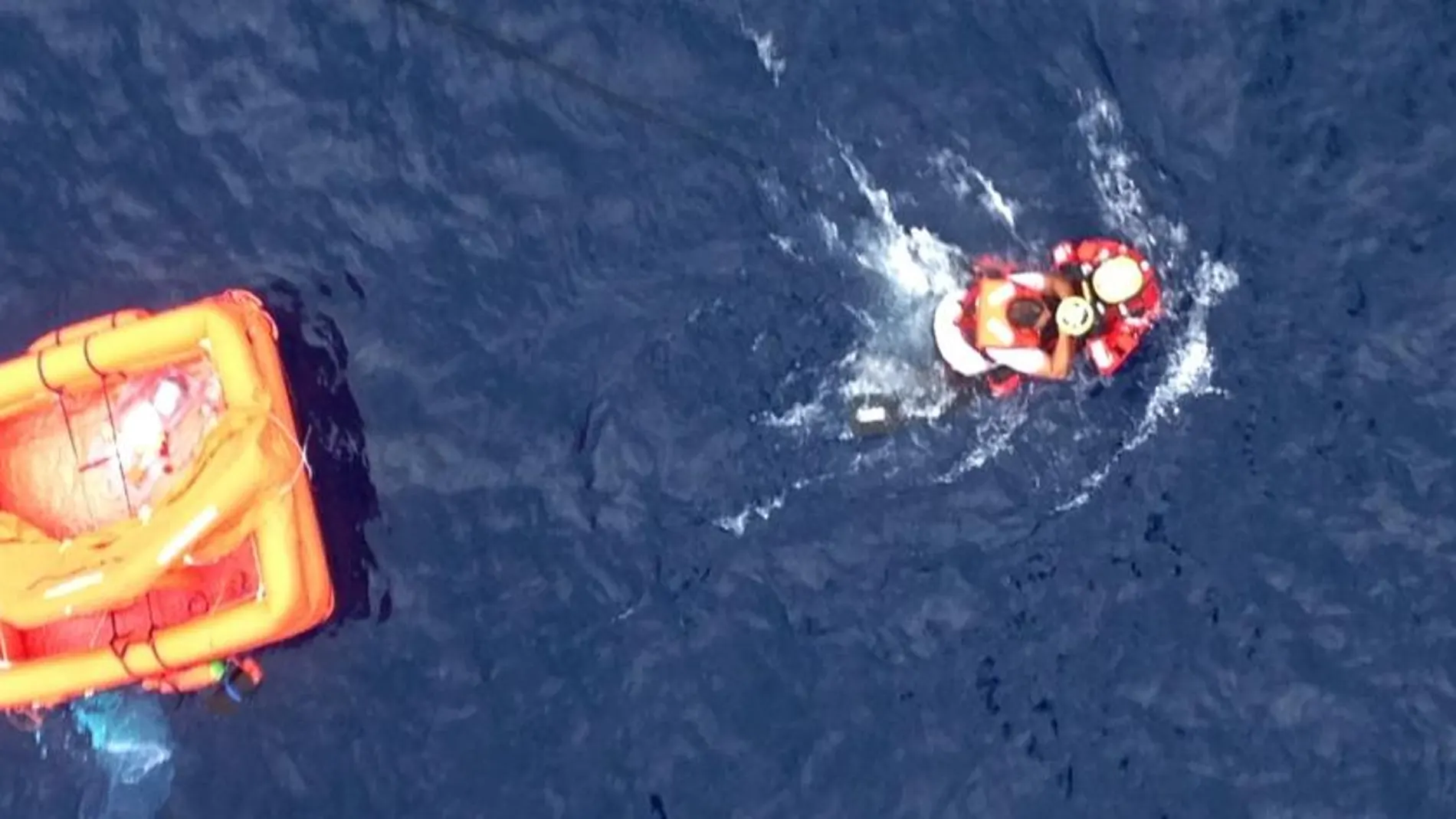 Imagen del rescate de uno de los tripulantes