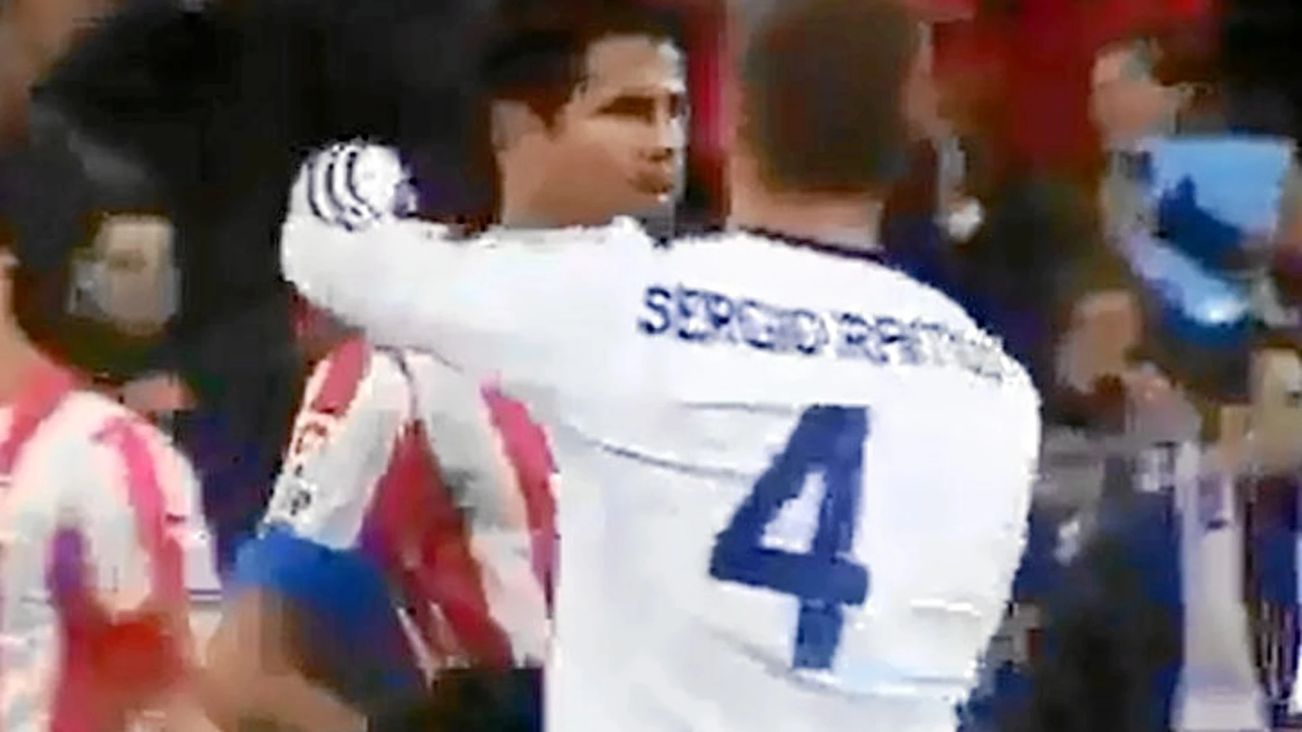 El enfrentamiento del curso pasado. Diego Costa escupe al internacional del Real Madrid