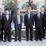 En el centro de la imagen, Miquel Vilardell y Artur Mas, en el Pati dels Tarongers de la Generalitat