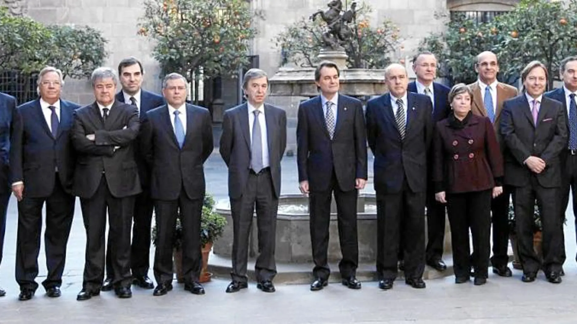 En el centro de la imagen, Miquel Vilardell y Artur Mas, en el Pati dels Tarongers de la Generalitat